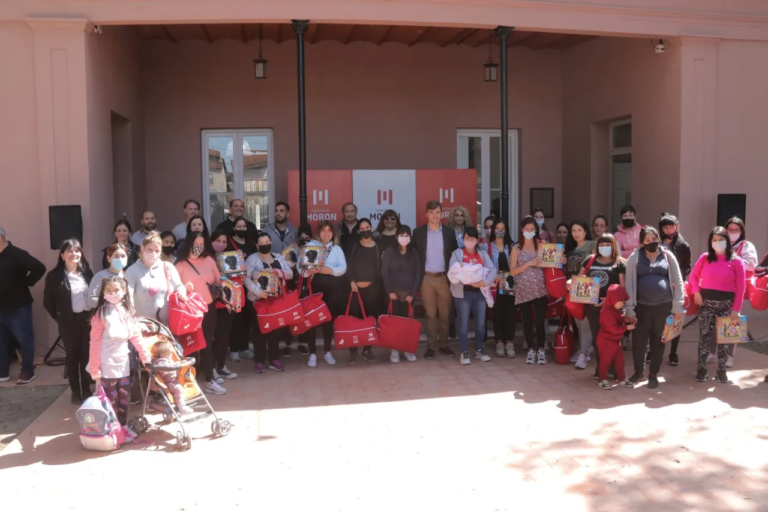 LUCAS GHI ENTREGÓ BOLSOS MATERNALES DEL PROGRAMA “1000 DÍAS MORÓN”