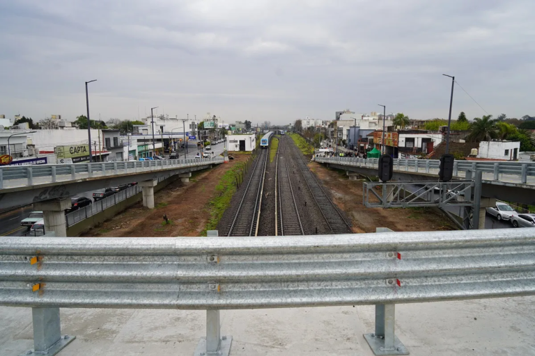 KARINA MENÉNDEZ Y ALBERTO DESCALZO INAUGURARON UN NUEVO PUENTE MODULAR