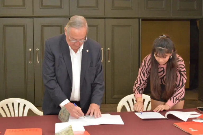 TANDIL: SE FIRMARON LOS CONVENIOS CON LOS ADJUDICATARIOS DEL PROGRAMA DE AUTOCONSTRUCCIÓN DE VIVIENDAS