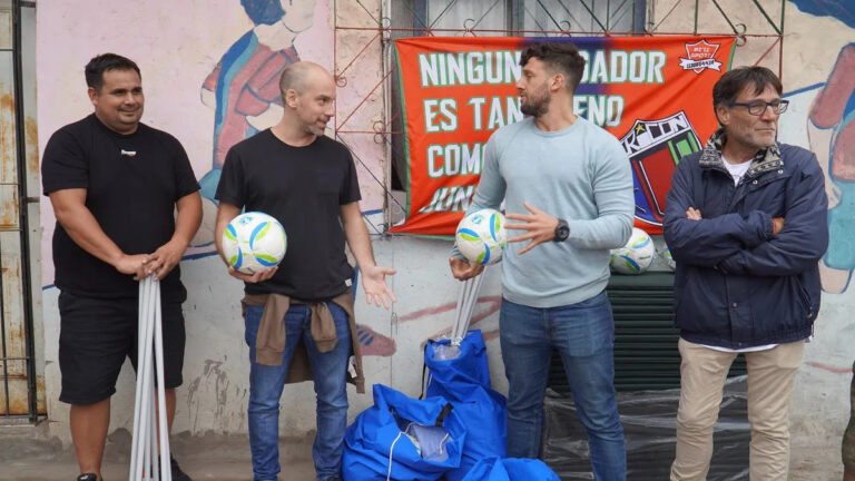 ENTREGA DE KITS DEPORTIVOS EN CLUBES DEPORTIVOS DE MERLO