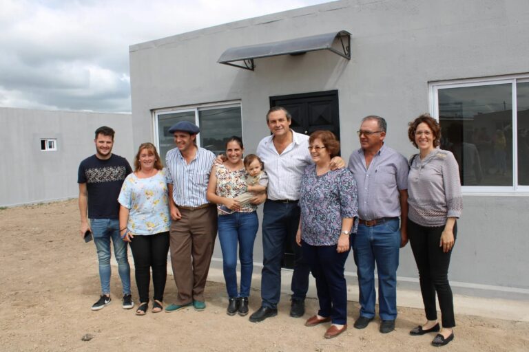DOLORES: EL INTENDENTE ENTREGO SIETE VIVIENDAS EN EL BARRIOO FAVALORO