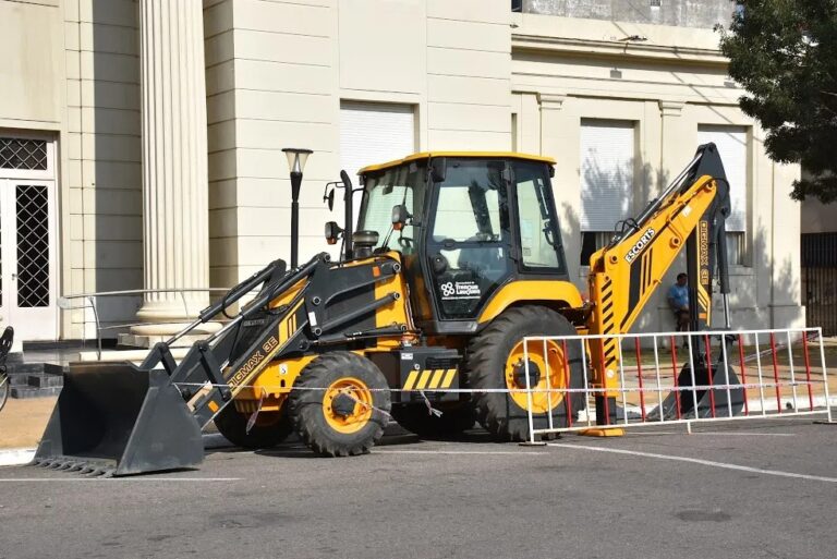 TRENQUE LAUQUEN: MÁS DE 20 MILLONES DE PESOS EN UNA PALA RETROEXCAVADORA PARA EL ÁREA DE INFRAESTRUCTURA