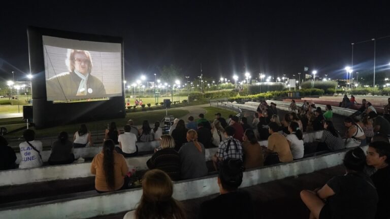 EN CONMEMORACIÓN A LOS 41 AÑOS DE DEMOCRACIA, SE REALIZÓ UN CINE MÓVIL EN MERLO