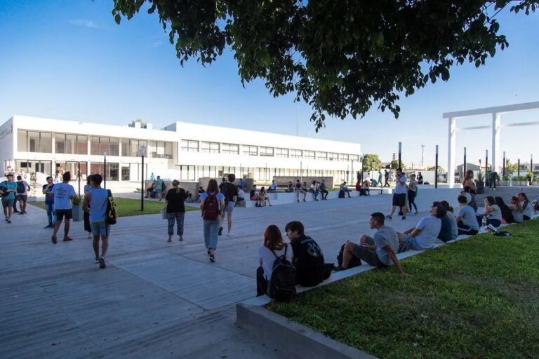 LA UNIVERSIDAD DE HURLINGHAM LANZÓ SU OFERTA ACADÉMICA