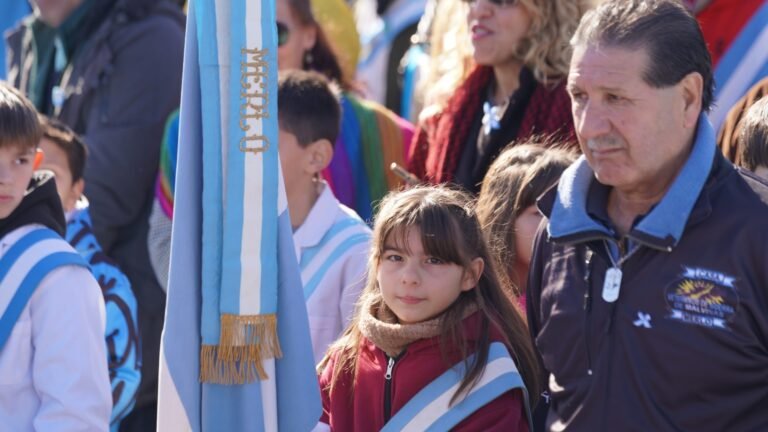 MILES DE NIÑOS PROMETIERON LEALTAD A LA BANDERA EN MERLO