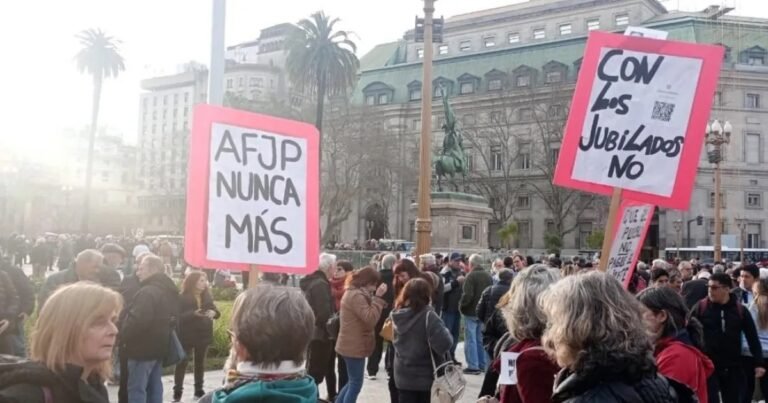 MARCHA A PLAZA DE MAYO POR EL VETO A LAS JUBILACIONES