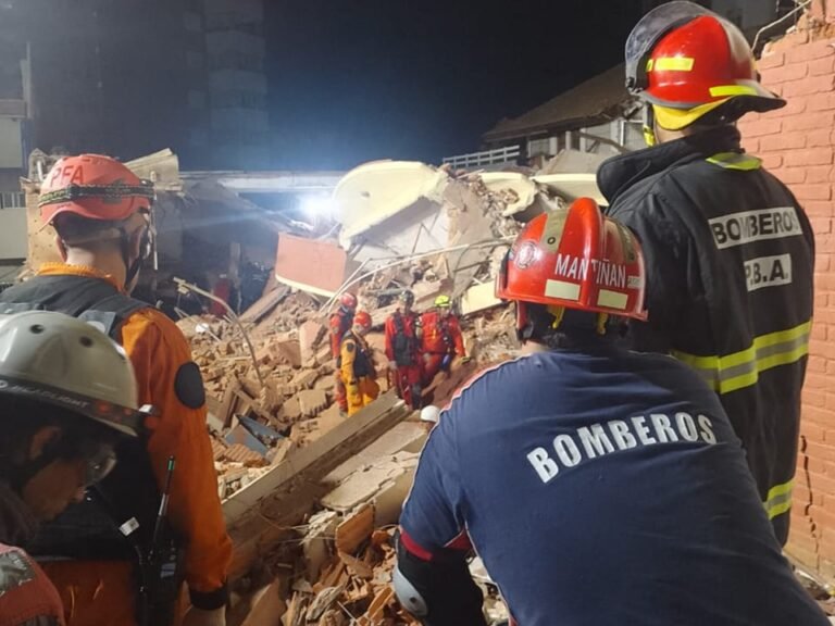 BRIGADA DE BOMBEROS DE MERLO COLABORAN EN EL DERRUMBE DE VILLA GESELL