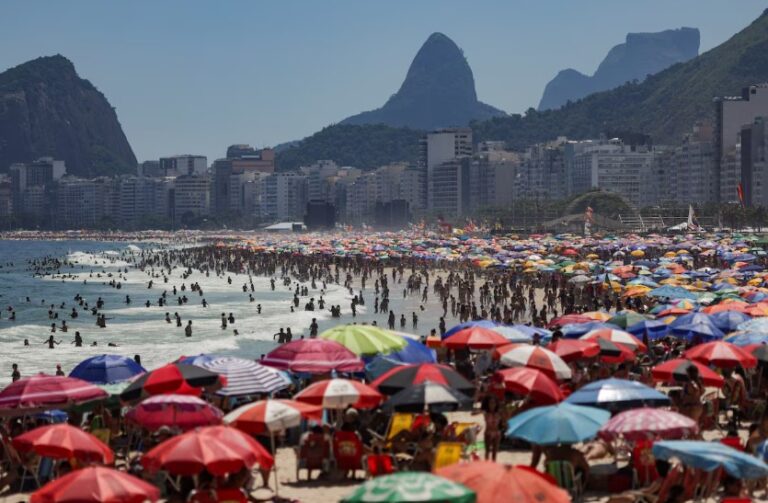 DÓLAR: EL GASTO DE TURISTAS EN EL EXTERIOR PRESIONA CADA VEZ MÁS LAS RESERVAS